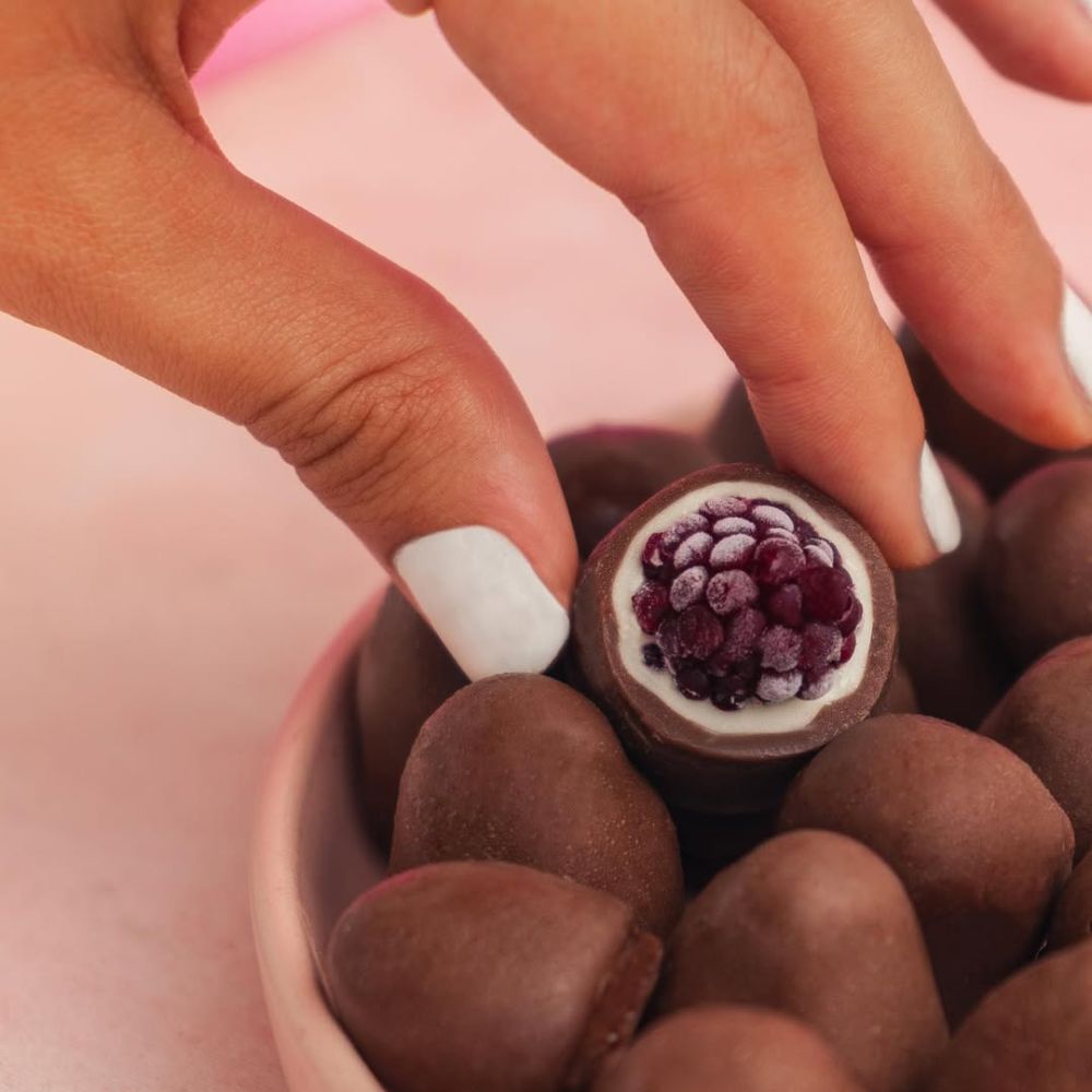 Fruity Bites Moras Bañadas con Doble Cobertura de Chocolate de leche y chocolate blanco 170gr