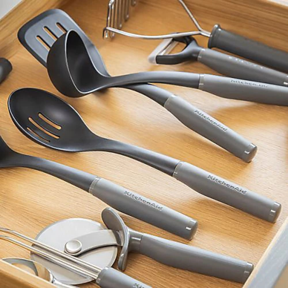 KitchenAid Cuchara Ranurada Antiadherente De Nylon Color Gris
