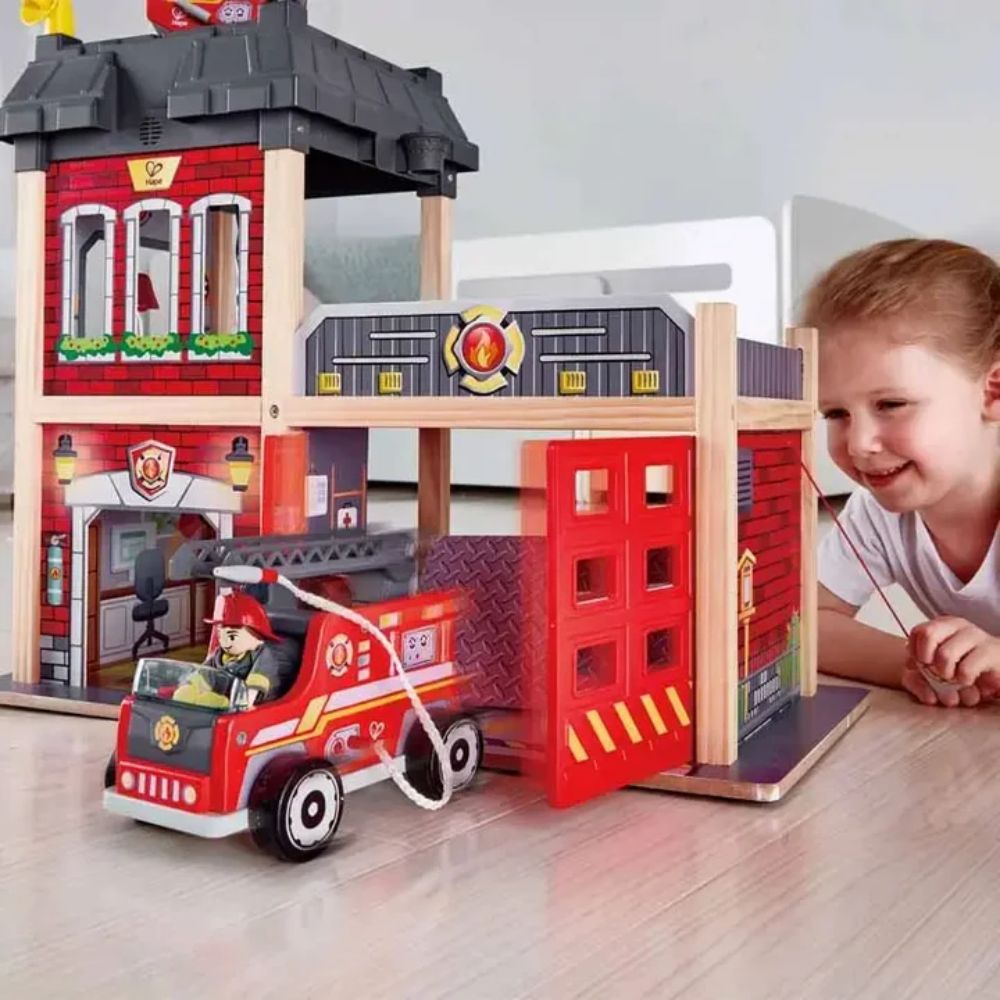Hape City Fire Station 13 piezas 3+