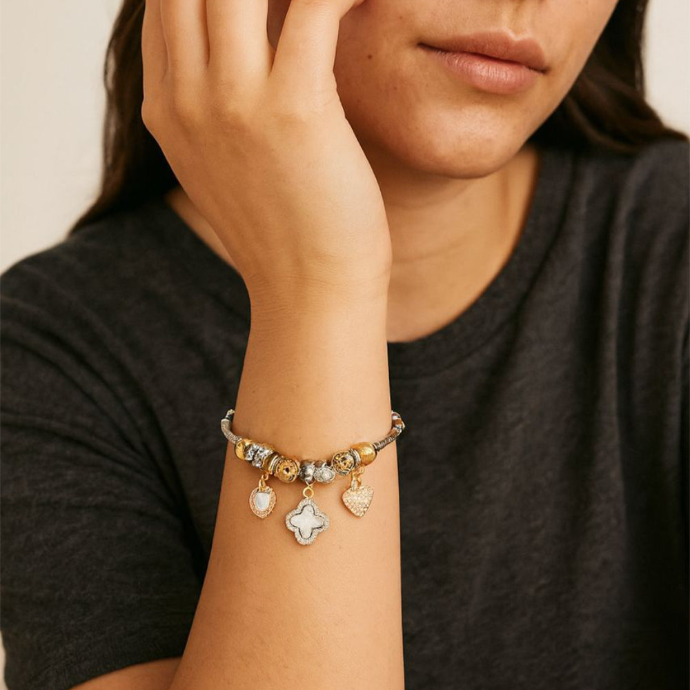 Adrienne Vittadini Pulsera Con Dijes