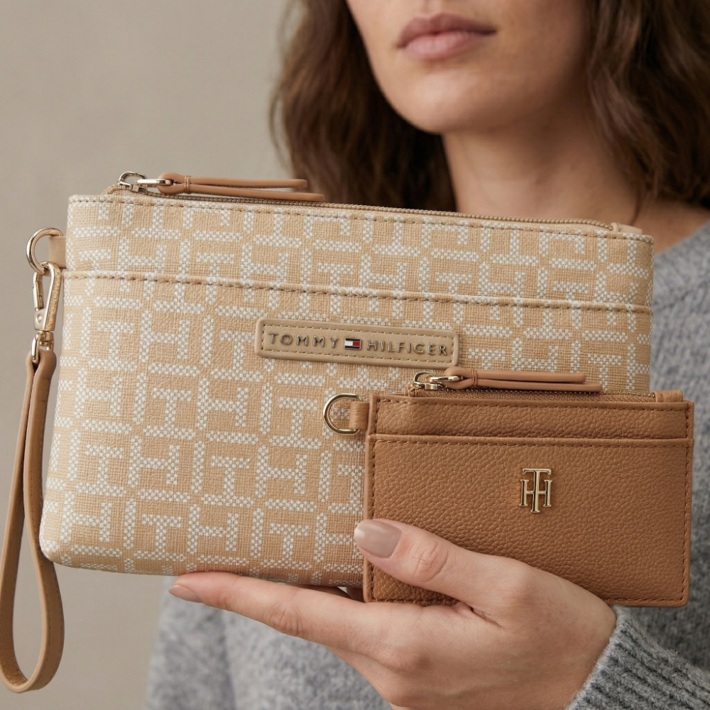 Tommy Hilfiger Cartera Muñequera Beige Monogram Wristlet
