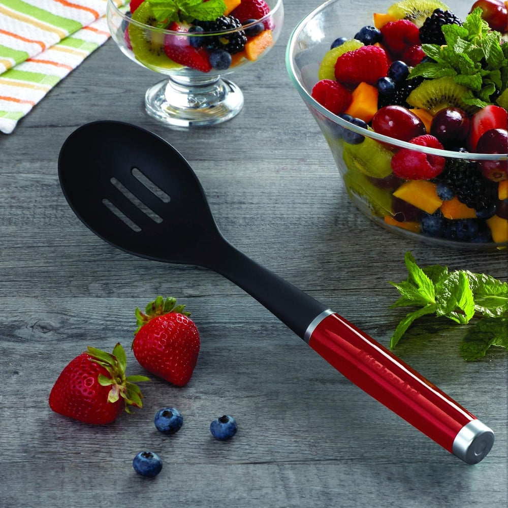 KitchenAid Cuchara Ranurada Antiadherente De Nylon Color Rojo
