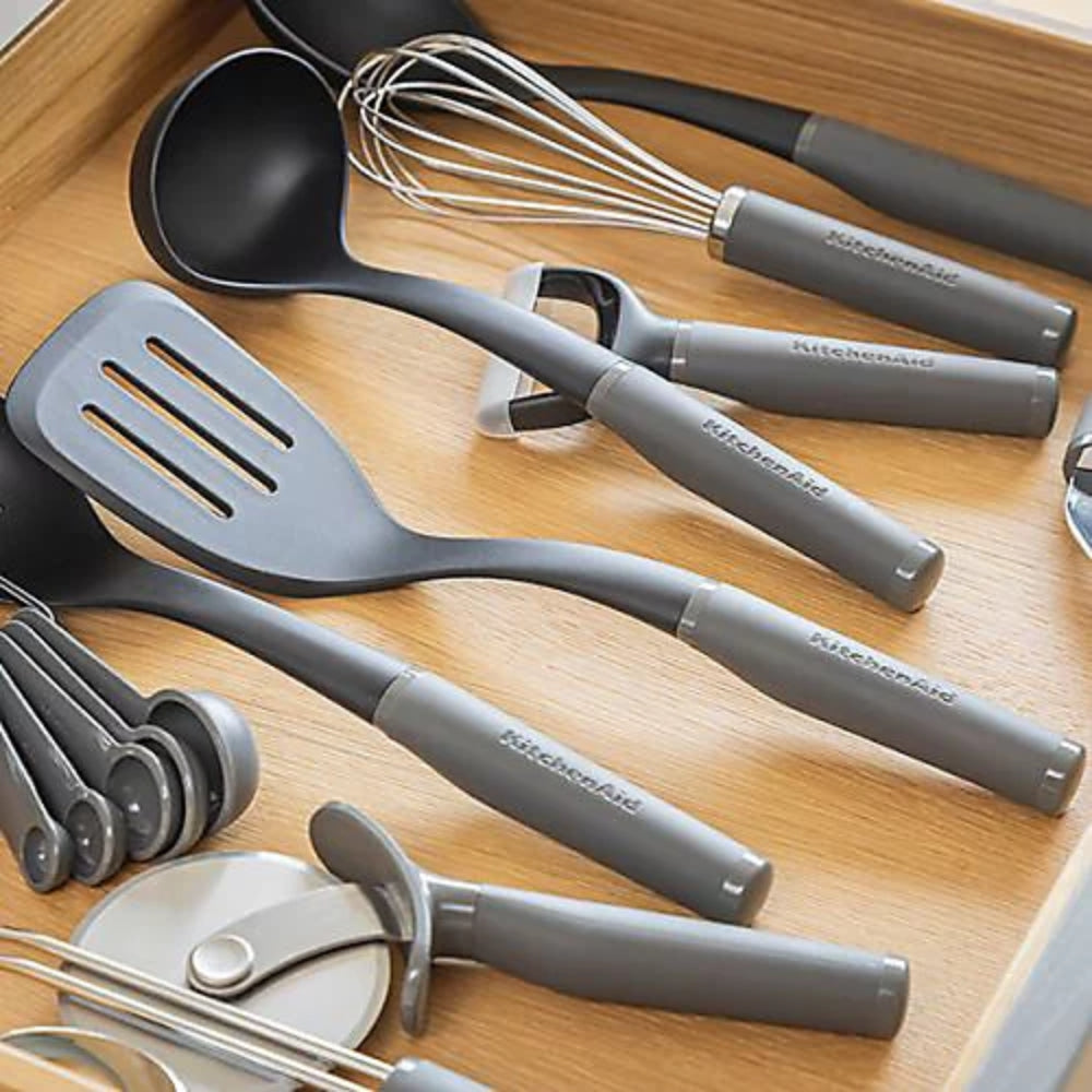 KitchenAid Espatula Ranurada De Nylon Antiadherente Color: Gris