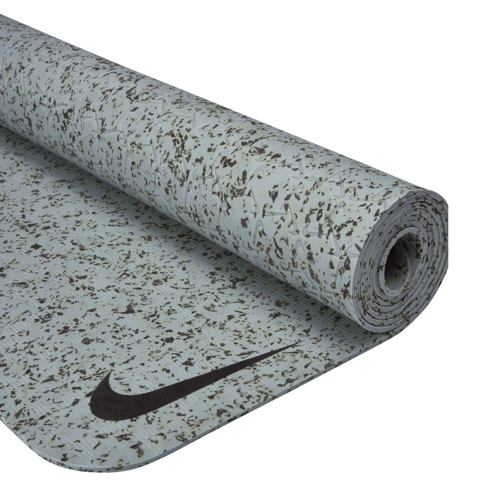Nike Yoga Mat Color Gris Con Negro