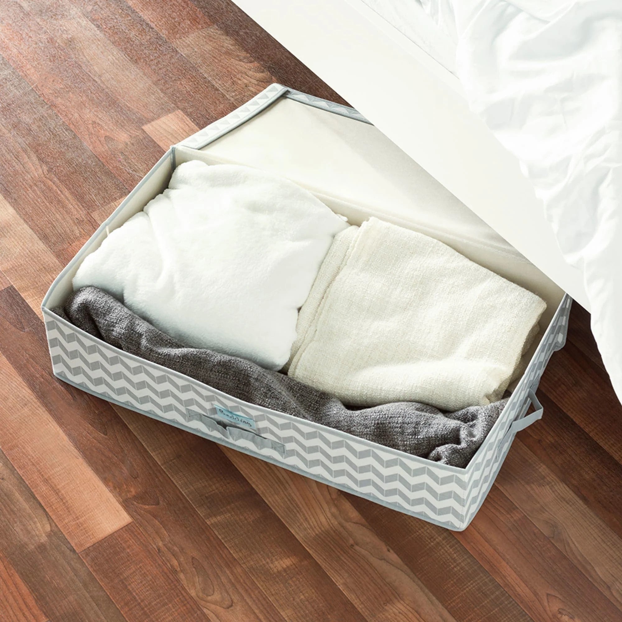 Caja de Tela De Almacenamiento Debajo De La Cama Con Tapa Chevron Color Gris Home Basics